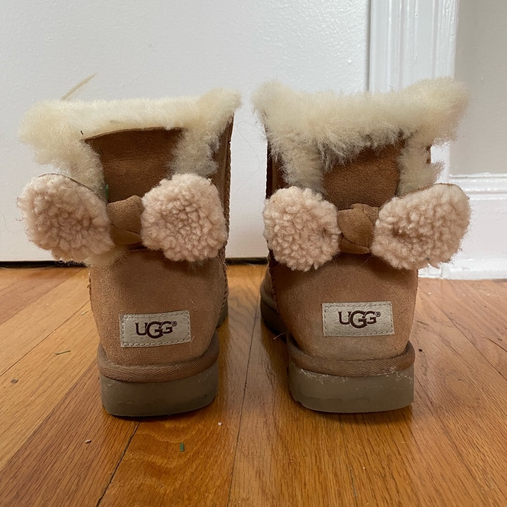 Ugg womans mini boot size 7 Chestnut with a cream sherpa bow